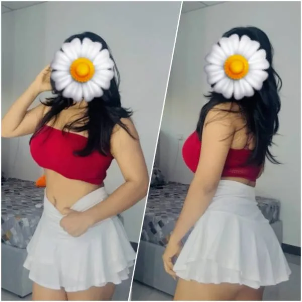 පොටෝ එකේ ඉන්න පොඩි නංගි බබාගෙන් ඇග හිරිවැටිලා යන්න සැපක් ගන්න ආසයිද ළමයි.. 🫣  ඔයාවත් අවුස්
