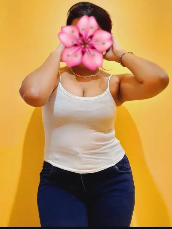 HOT  GIRL AT bambalapitiya බම්බලපිටිය | Lanka Ads New